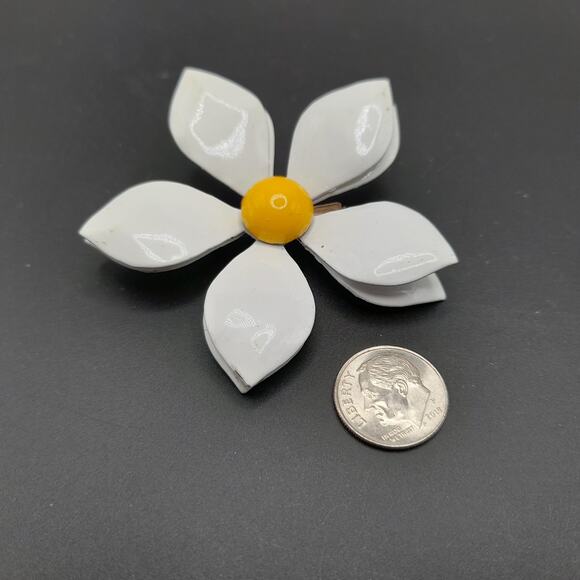 Vintage 1960s White Yellow Enamel Flower Brooch - Picture 6 of 8